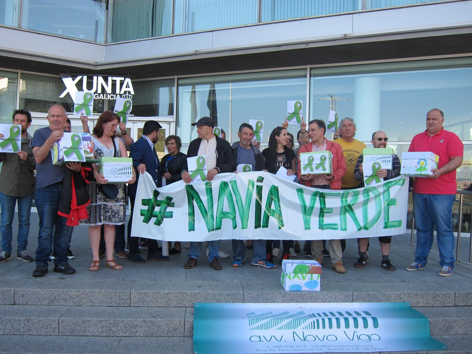 Vecinos De Navia Entregan En La Xunta Casi Firmas Para Pedir