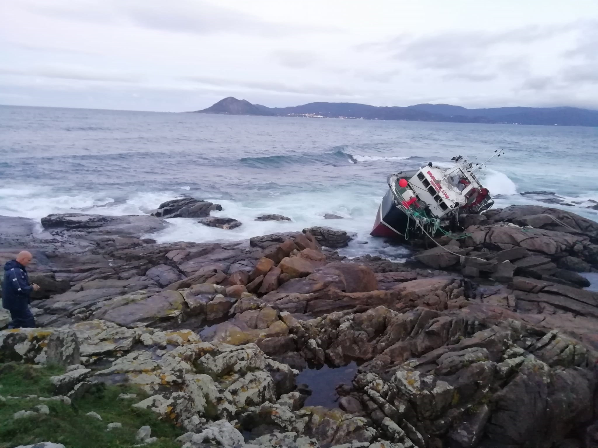 Salvamento monitoriza la situación del pesquero varado en Porto do Son