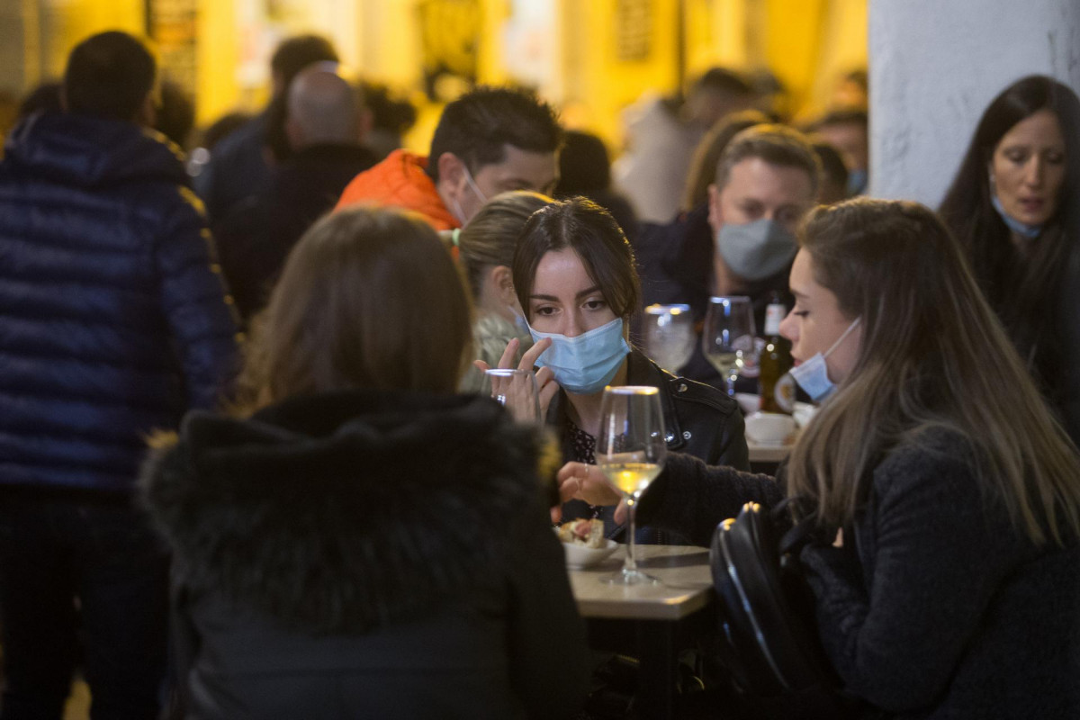 Ciudadanos en la terraza de un bar de Lugo a 12 de diciembre de 2020. La ciudad de Lugo, junto a Pontevedra, ha optado por relajar las restricciones en la hostelería impuestas por la pandemia de coro