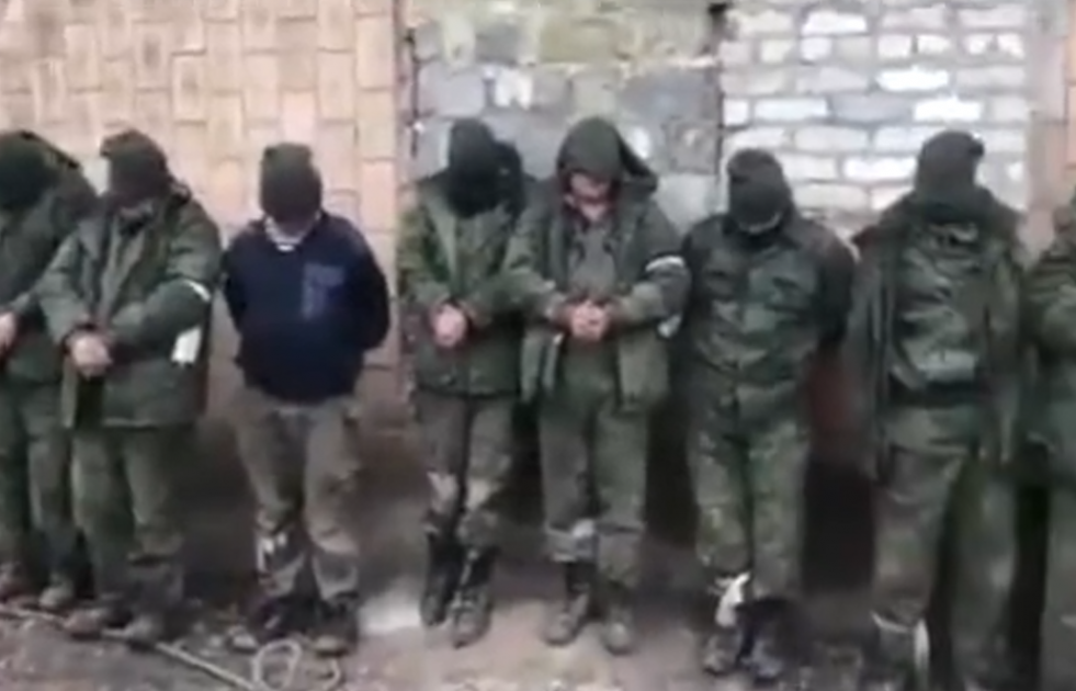 Prisioneros rusos en un vídeo difundido por el batallón Azov