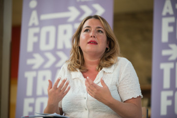 La secretaria de Estado de Igualdad Ángela Rodríguez 'Pam', participa en un acto de la candidatura municipal de Podemo Galicia en el CEIP Froebel, en Pontevedra.