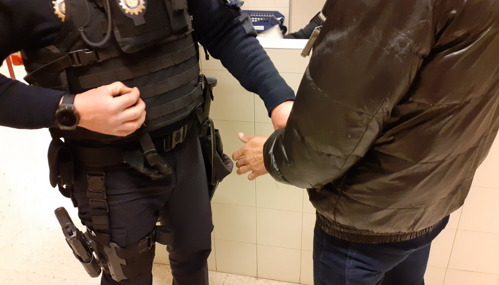 El detenido es custodiado por un agente de Policía Nacional