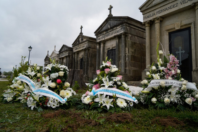 Ofrenda floral en el cementerio de Boisaca a Domingo García-Sabell