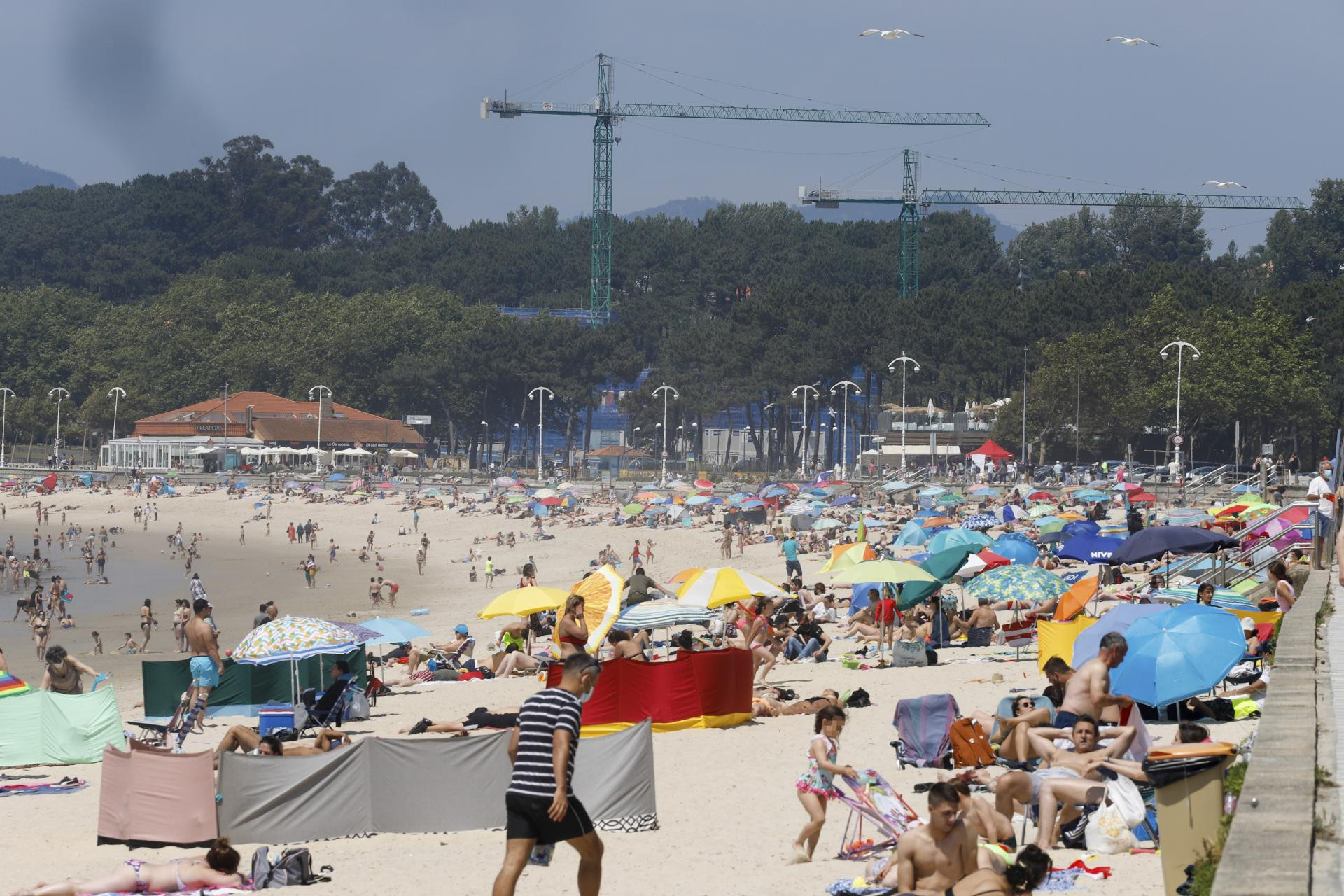 Detenido un hombre de años por masturbarse en Samil ante niños y bañistas