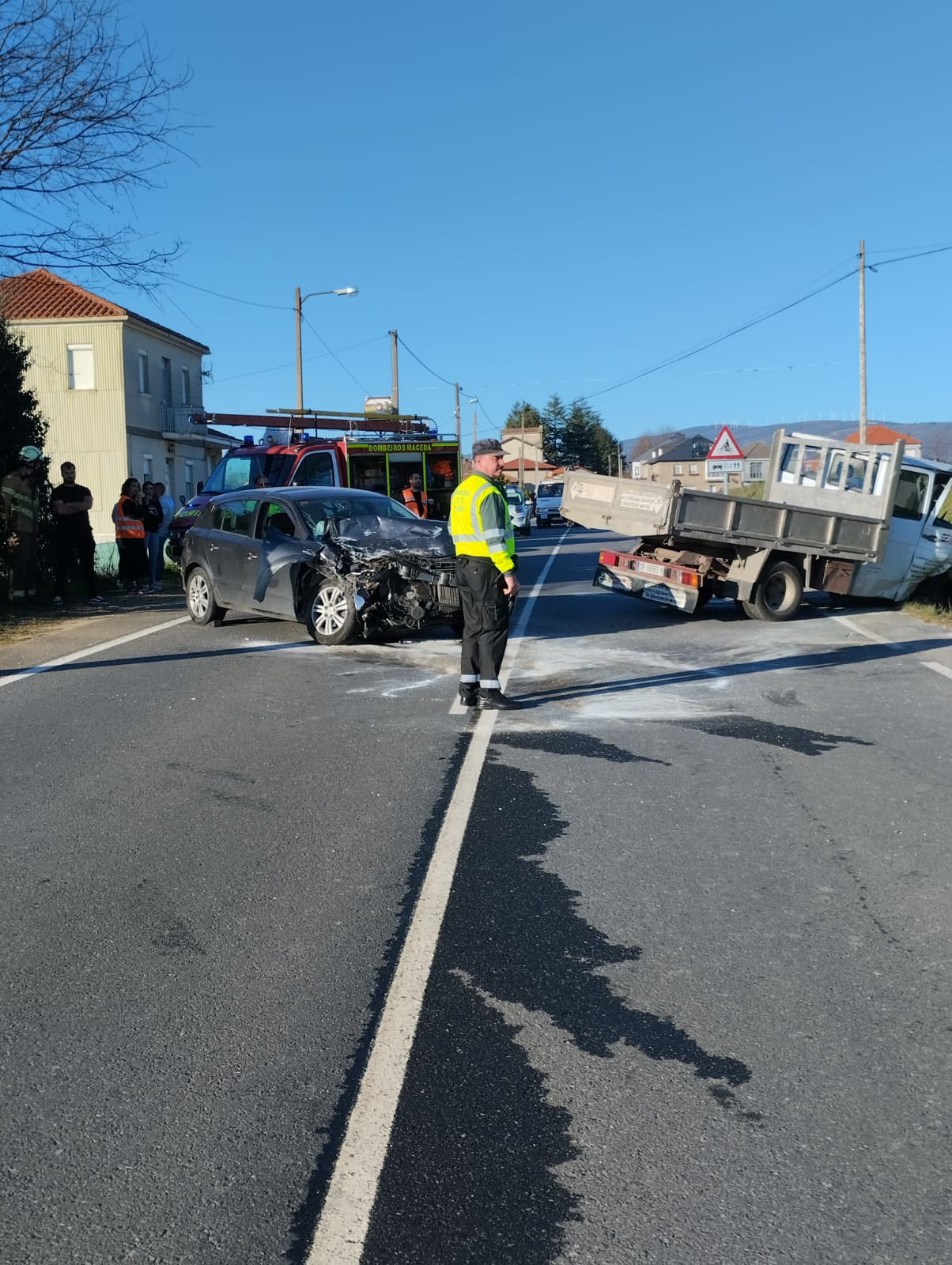 Un Herido Grave Tras Una Colisión Frontolaretal Entre Un Turismo Y Un Camión Ligero En Maceda 9717