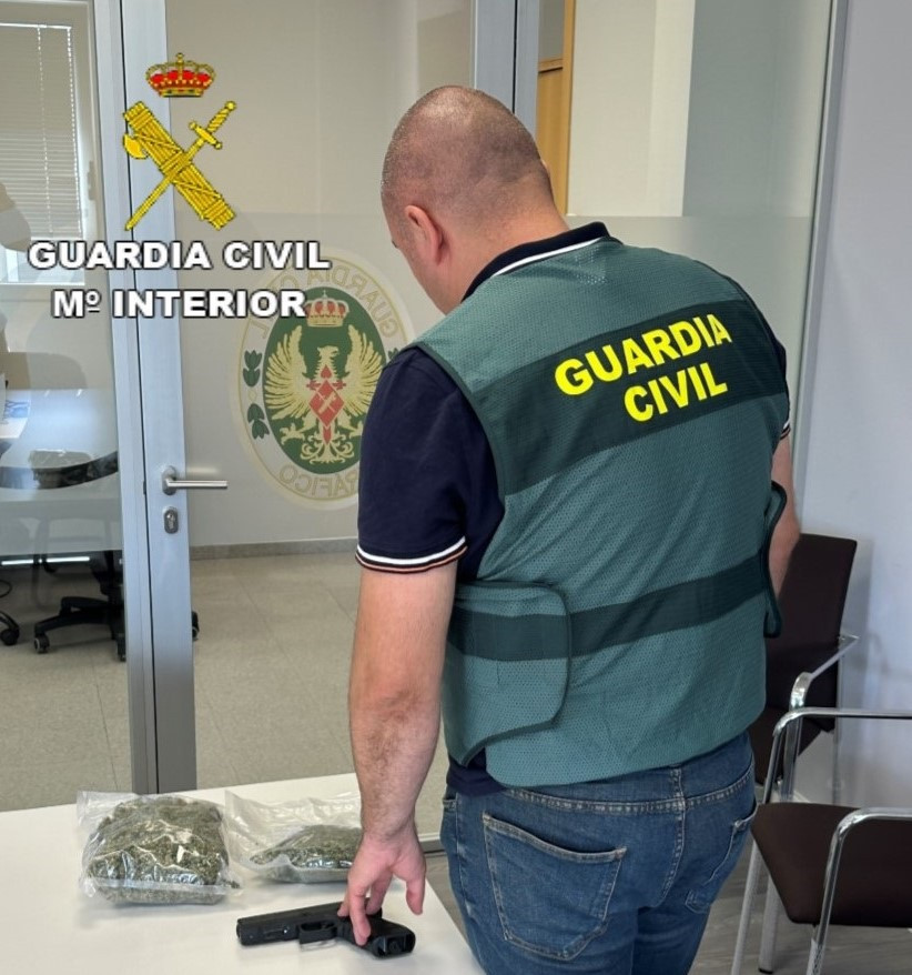 Detenidos Dos Vecinos De Vilagarcía Tras Huir De La Guardia Civil En Un Coche En El Que Llevaban 8099