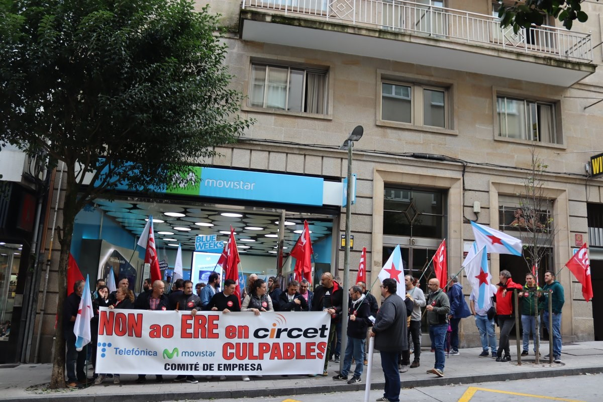 Personal De Circet Protesta Ante Una Tienda De Movistar En Santiago