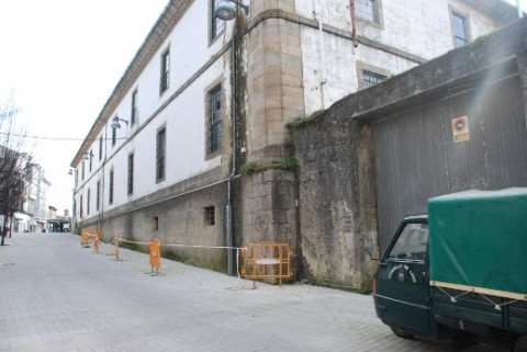 ​La Policía Local de Lugo cierra con cadenas y candados el antiguo cuartel de San Fernando