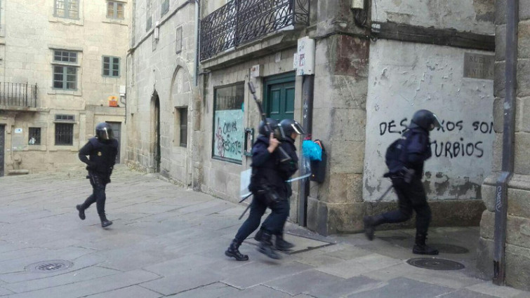 Un detenido y cargas policiales en una protesta por el cierre de un local okupa en Santiago