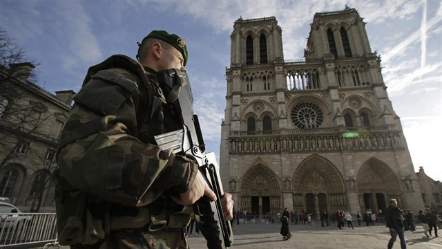 La policía francesa dispara a un hombre que atacó a un agente en Notre Dame