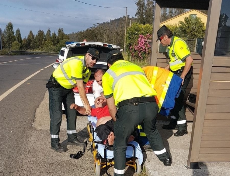 Trasladan al hospital a un conductor que se quedó dormido durante un control de alcoholemia