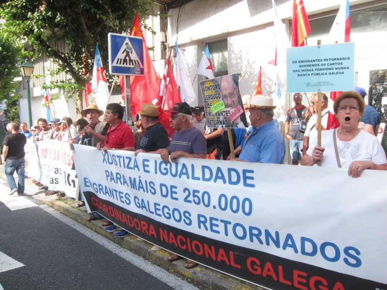 Entregan 14.000 firmas en el Parlamento gallego contra los recortes en las pensiones