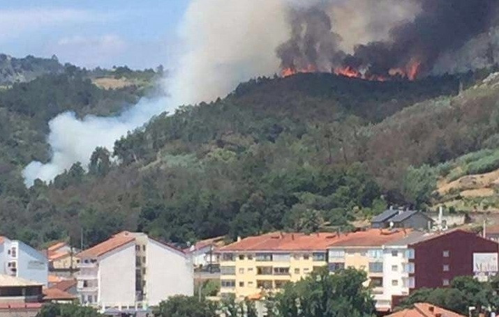 Investigan si un incendio en Ourense pudo estar provocado por una quema de apuntes