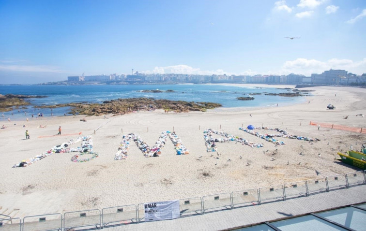 ​Transforman en arte la basura de la noche de San Juan en Riazor