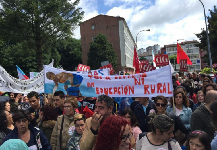 Padres y alumnos protestan en Santiago contra el cierre de centros educativos