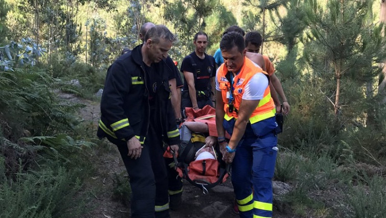 Rescatan a un hombre herido en unas pozas de un río en A Pobra