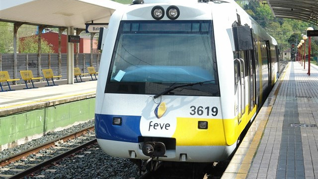 Interrumpen la circulación ferroviaria entre Ortigueira y Viviero por un desprendimiento sobre la vía