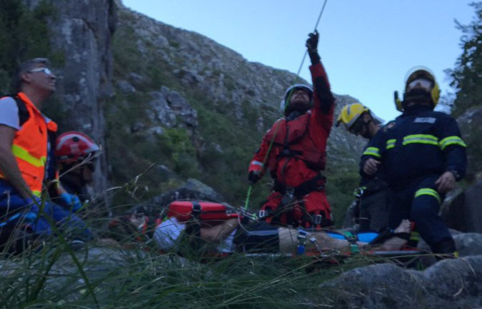 Segundo rescate del verano en las pozas del río Pedras en A Pobra