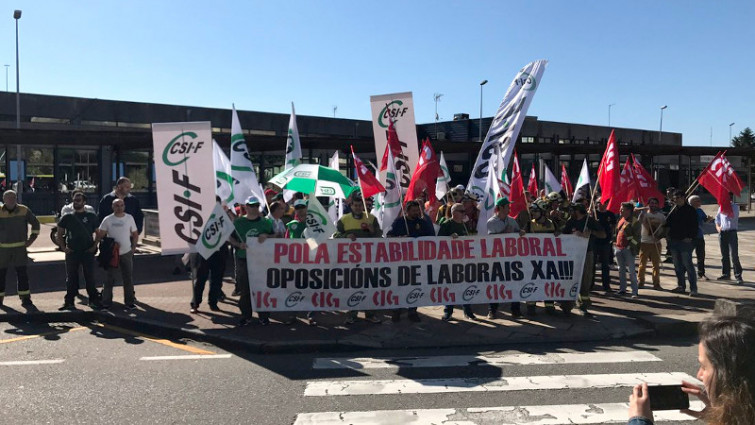 Trabajadores contra incendios rodean la Xunta para reclamar una OPE