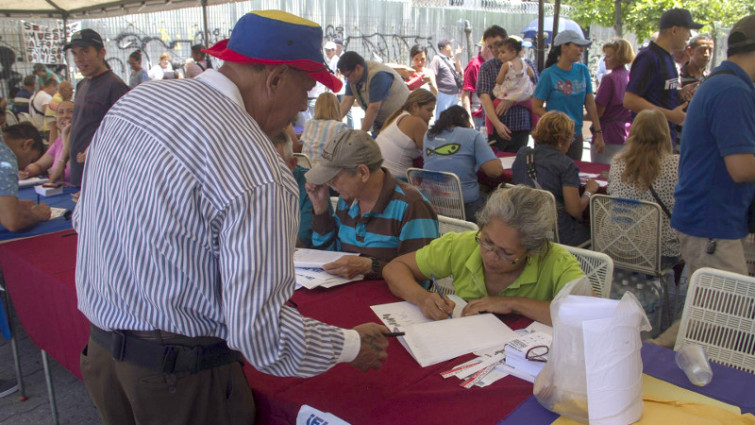 La consulta simbólica de la oposición venezolana consigue en Santiago más participación de lo esperado