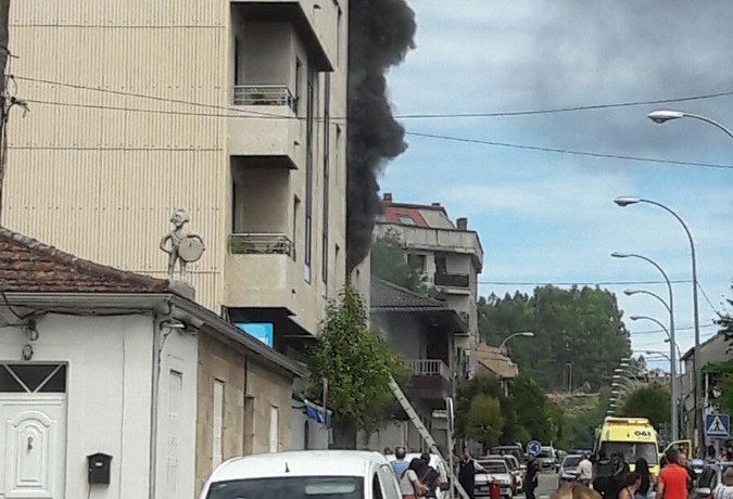 Desalojado un edificio en Salvaterra por un incendio en la primera planta