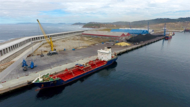 Un mercante con 12.000 toneladas de productos químicos se avería frente a la costa gallega