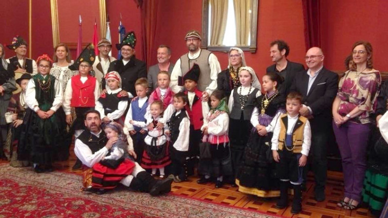 Martiño Noriega celebra el Día do Traxe Galego con sus mayores valedores