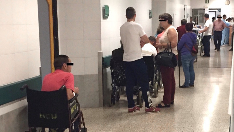 Pacientes en los pasillos del Clínico de Santiago y camas que siguen cerradas