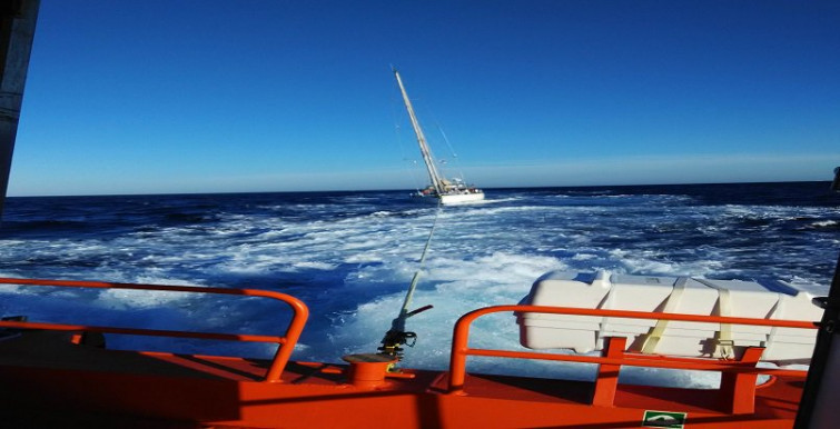 Salvamento Marítimo acude al rescate de un velero francés cerca de Corrubedo