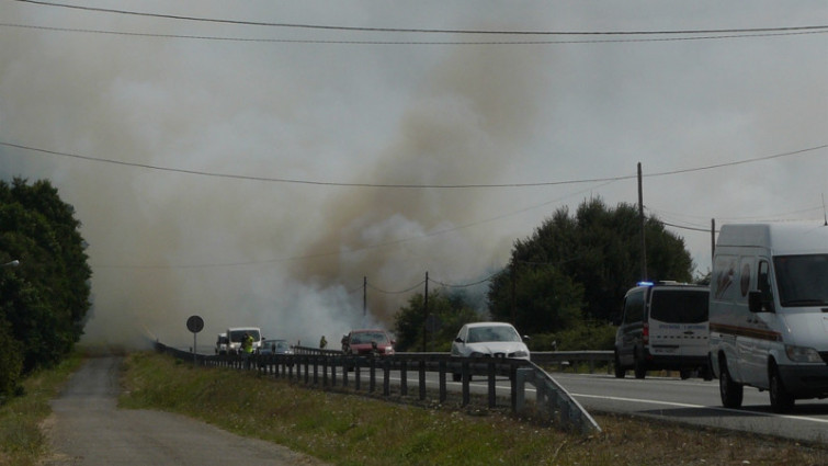 Un incendio forestal en Oroso provoca cortes y desvíos en la N-550