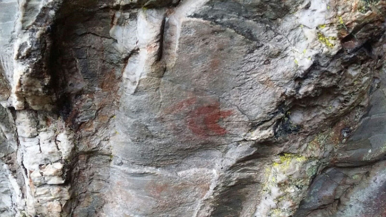 Encuentran en Baleira una cueva con pinturas rupestres desconocida hasta ahora