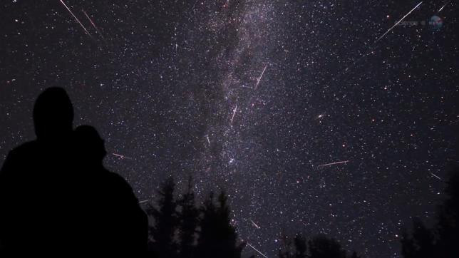 Vigo mira al cielo para ver la lluvia de estrellas de las Perseidas