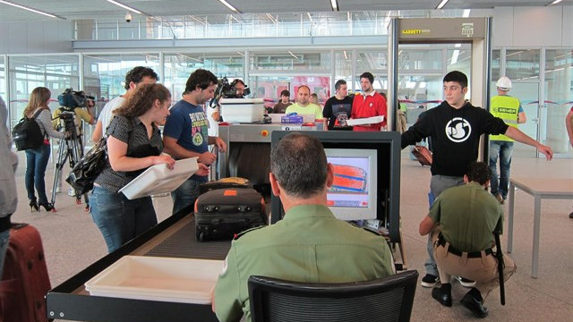 Nueve días para evitar la huelga de la seguridad en los aeropuertos gallegos