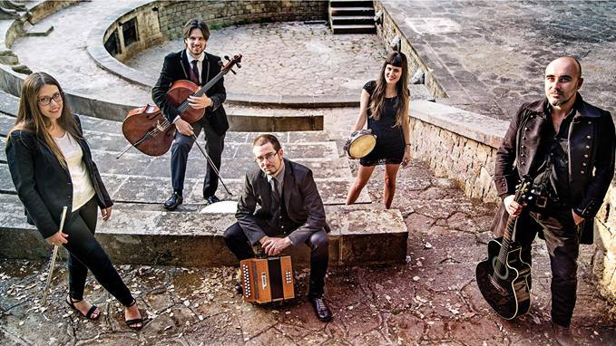 Gira por Galicia del grupo folk gallego-catalán O Val das Mouras