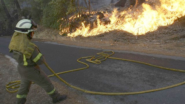 Noche de batalla contra el fuego con hasta seis incendios forestales en Galicia