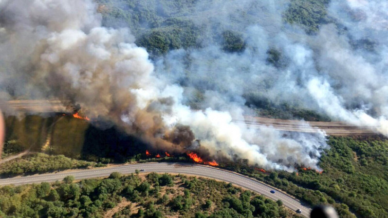 Extinguido el incendio forestal que obligó a cortar la autovía A-52