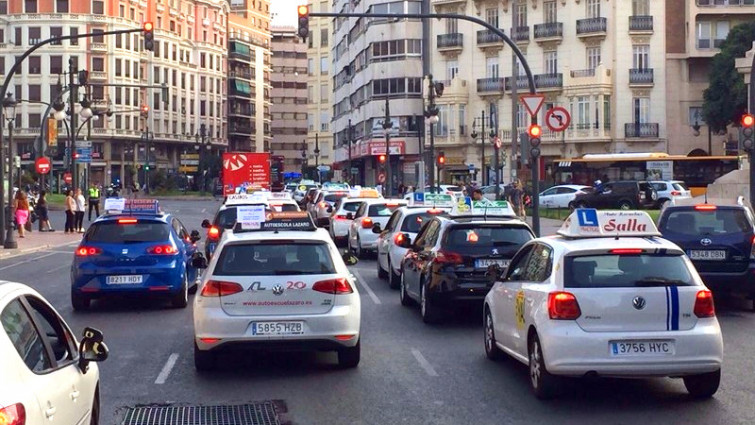 ​Los examinadores de tráfico denuncian al presidente de las autoescuelas gallegas