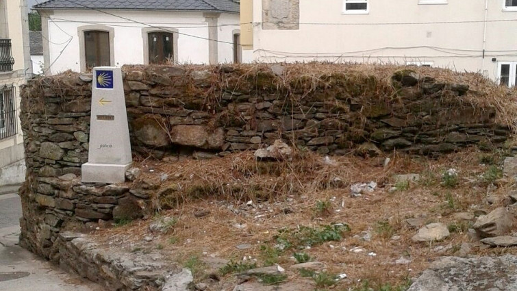 Una señal del Camino en los restos de una muralla de hace ocho siglos