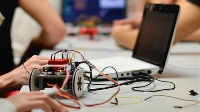 Talleres en Ourense para aprender a fabricar impresoras 3D y robots