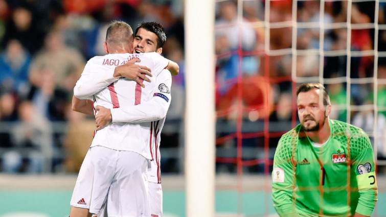 El Celta felicita a Aspas por su doblete con la selección