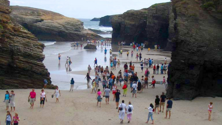 Solo dos días de agosto la Praia das Catedrais evitó el lleno absoluto