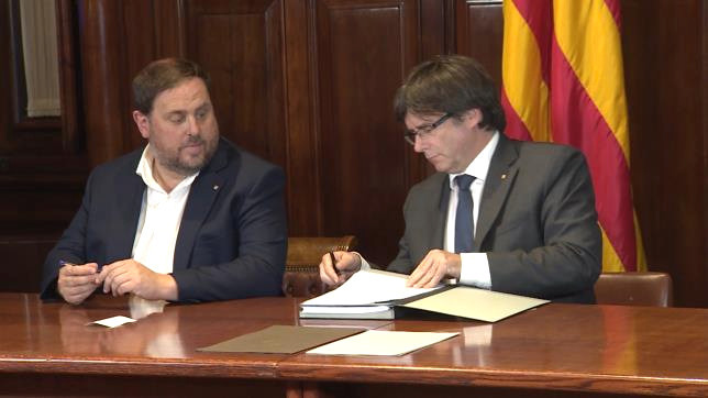 El TC declara inconstitucional la ley del referéndum y Puigdemont rechaza la 