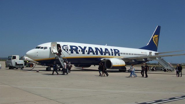 Casi todas las cancelaciones de Ryanair en Galicia afectan a la ruta Santiago Madrid