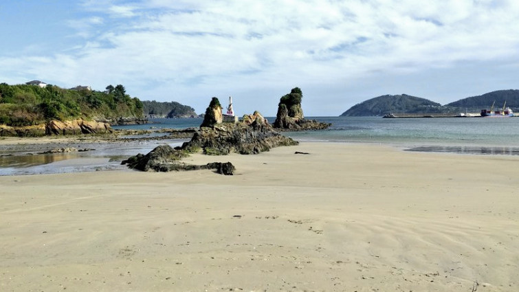 Los vecinos de la playa de Covas piden un paso más tras el trasvase de arena