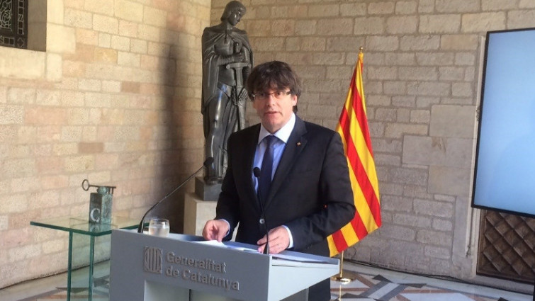 Puigdemont usa de nuevo Twitter para difundir los puntos de votación del 1-O