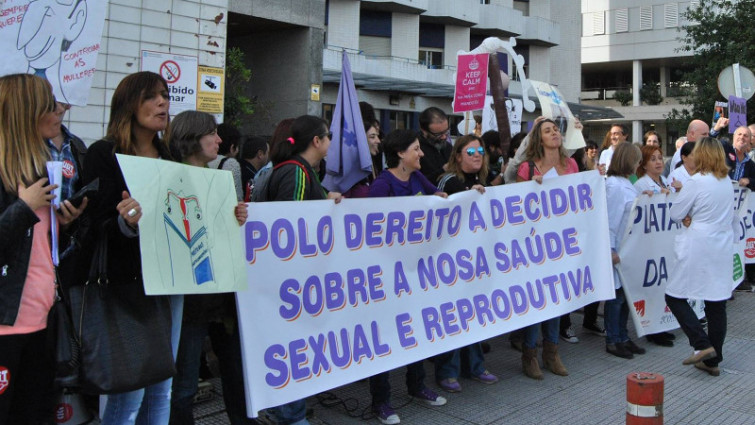 Feministas alertan que médicos objetan al aborto en el SERGAS pero los hacen en la privada