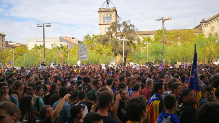 Miles de catalanes participan en las manifestaciones contra la actuación policial