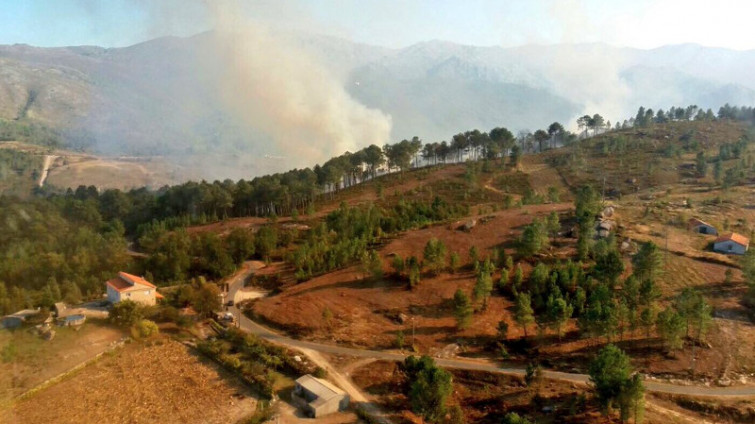 Las llamas amenazaron casas en Lobios, donde otro incendio lleva cinco días sin extinguir