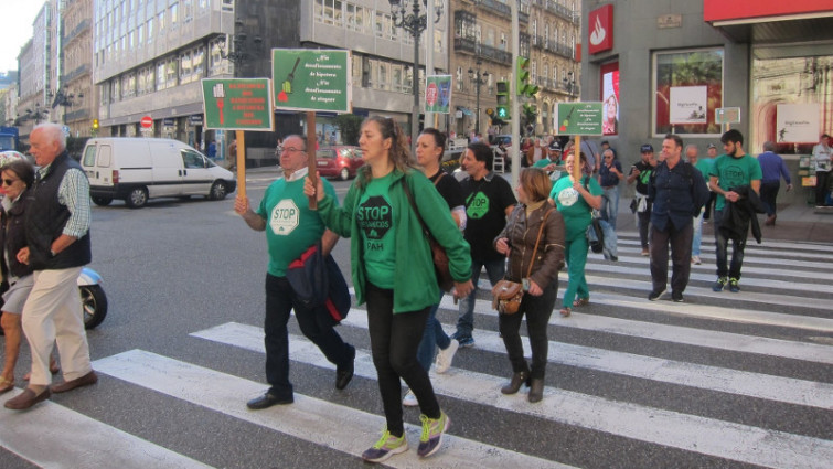 Protestas en pasos de peatons de Vigo contra el repunte de los desahucios en Galicia