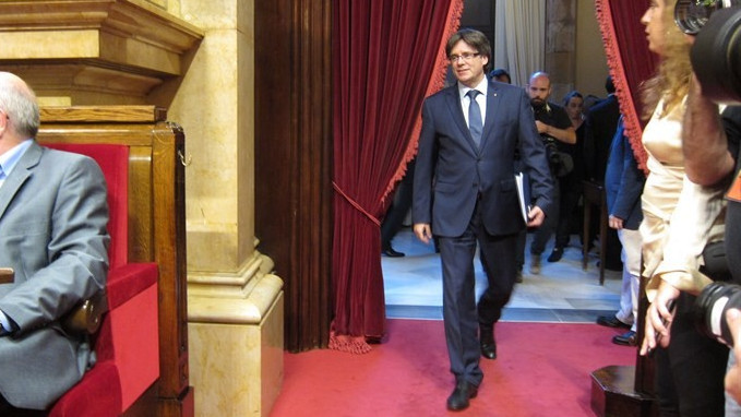 Puigdemont declara la independencia de Cataluña y la deja en suspenso para negociar